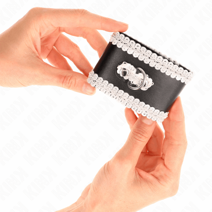 KINK - PULSO PRETO COM RENDA DECORADA BRANCA AJSUÁVEL 20-23 CM X 5,5 CM