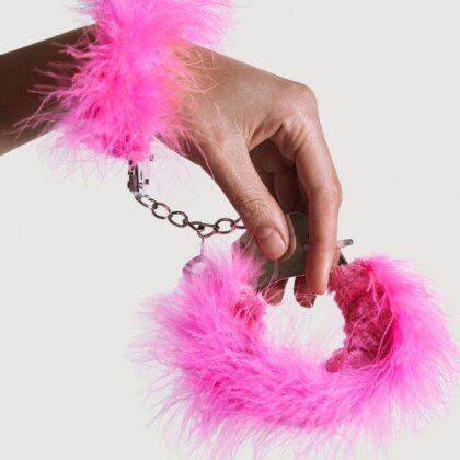 ADRIEN-LASTIC-ADRIEN-LASTIC-METAL-HANDCUFFS-WITH-PINK-FEATHERS-1